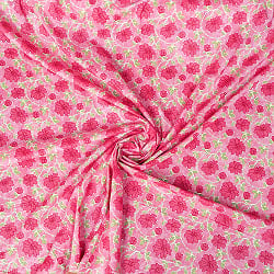 〔1m切り売り〕テキスタイルの伝統息づくインドから　昔ながらのボタニカル柄布　ピンク系〔幅約108cm〕の商品写真