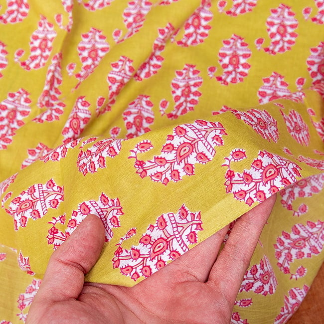 〔1m切り売り〕南インドの民族模様　昔ながらのペイズリー布　黄緑系〔幅約109cm〕 7 - 生地の拡大写真です