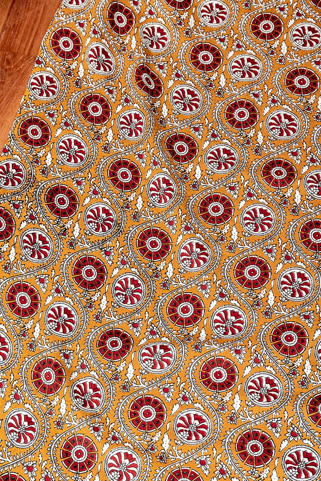 〔1m切り売り〕テキスタイルの伝統息づくインドから　昔ながらの更紗模様布　黄土色系〔幅約104cm〕 3 - とても良い雰囲気