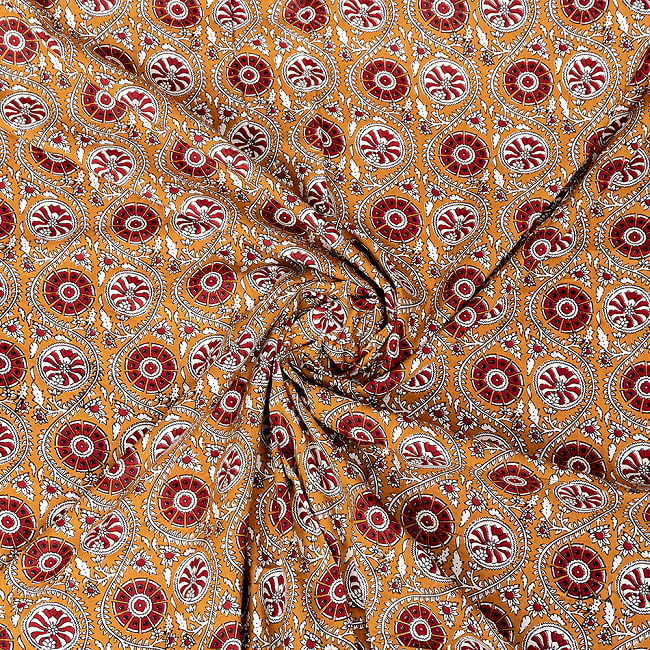 〔1m切り売り〕テキスタイルの伝統息づくインドから　昔ながらの更紗模様布　黄土色系〔幅約104cm〕 4 - 拡大写真です