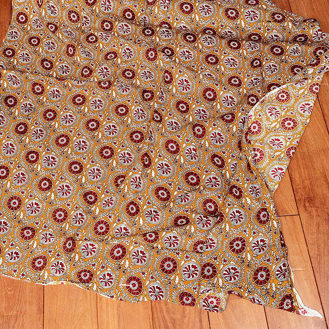 〔1m切り売り〕テキスタイルの伝統息づくインドから　昔ながらの更紗模様布　黄土色系〔幅約104cm〕 6 - 全体写真です
