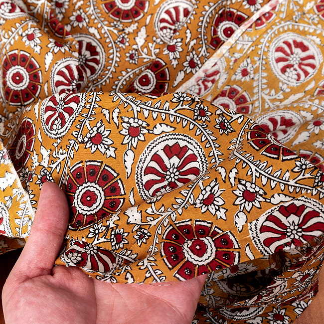 〔1m切り売り〕テキスタイルの伝統息づくインドから　昔ながらの更紗模様布　黄土色系〔幅約104cm〕 7 - 生地の拡大写真です