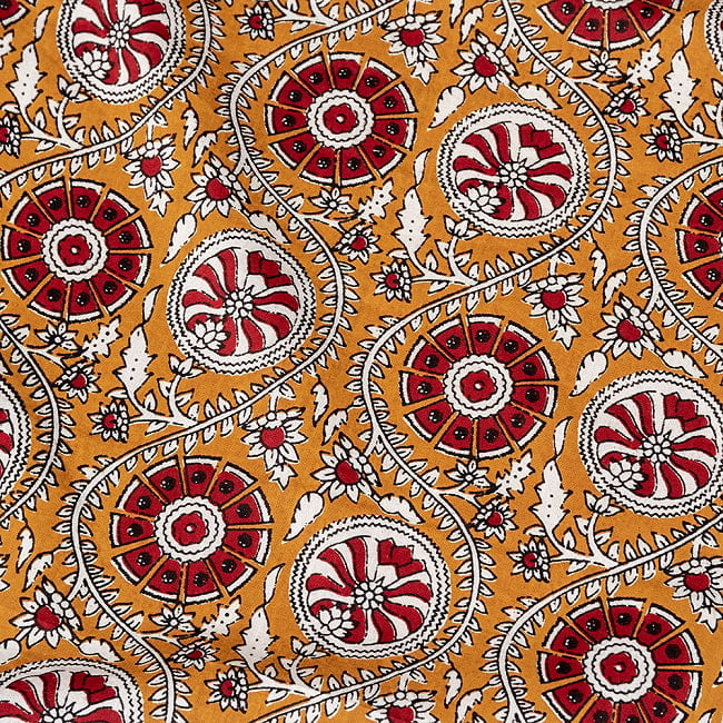 〔1m切り売り〕テキスタイルの伝統息づくインドから　昔ながらの更紗模様布　黄土色系〔幅約104cm〕の写真1枚目です。インドの伝統を感じる、素敵な生地です。花柄,フラワー,切り売り生地,テーブルクロス,マルチクロス,ボタニカル,プロヴァンス,更紗,量り売り布,アジア布 量り売り,手芸,裁縫,アジアン,ファブリック