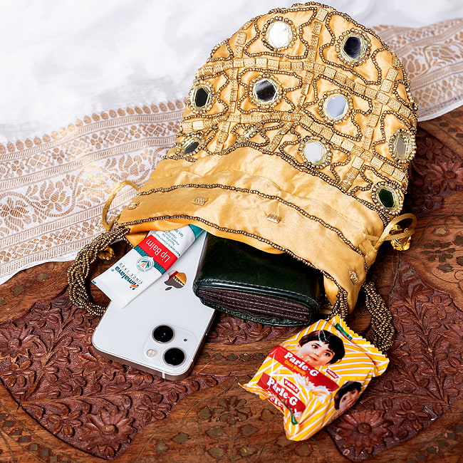 華やかなゴールドビーズ＆ミラーワークの巾着ミニポーチ　ミニバッグ 10 - 小さな財布やスマホ、リップ等の小物類を持ち歩けます。