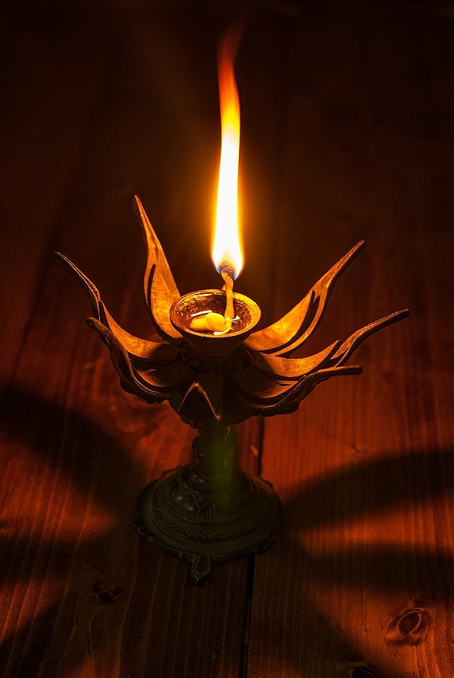 ロータスのお香&キャンドルスタンド - カメ【ミニ】 7 - 類似品のオイルランプとしての使用例になります。ランプとしてのご利用の場合は火災などに十分ご注意ください。
