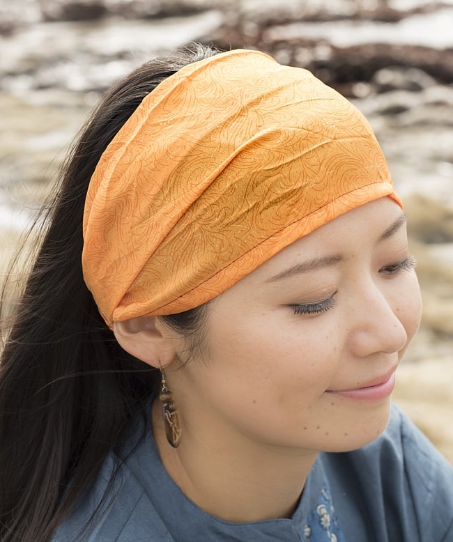 アンティークサリーのヘアバンド 3 - ワイドタイプ、黄・オレンジ系の着用例です。