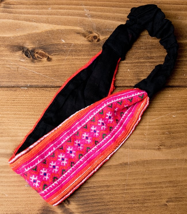 モン族の手作りカラフル刺繍ヘアバンド【1点アソート】 4 - 鮮やかな色彩と、表現豊かな刺繍が綺麗です。