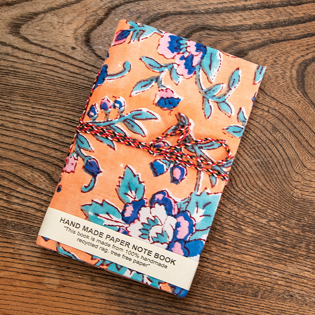 ジャイプル伝統の木版染め布とリサイクルペーパーのノートブック〈15cm×9.5cm〉 17 - 7：オレンジ
