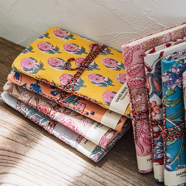 ジャイプル伝統の木版染め布とリサイクルペーパーのノートブック〈15cm×9.5cm〉 2 - たくさん揃えるのも楽しい、そんな手帳です。