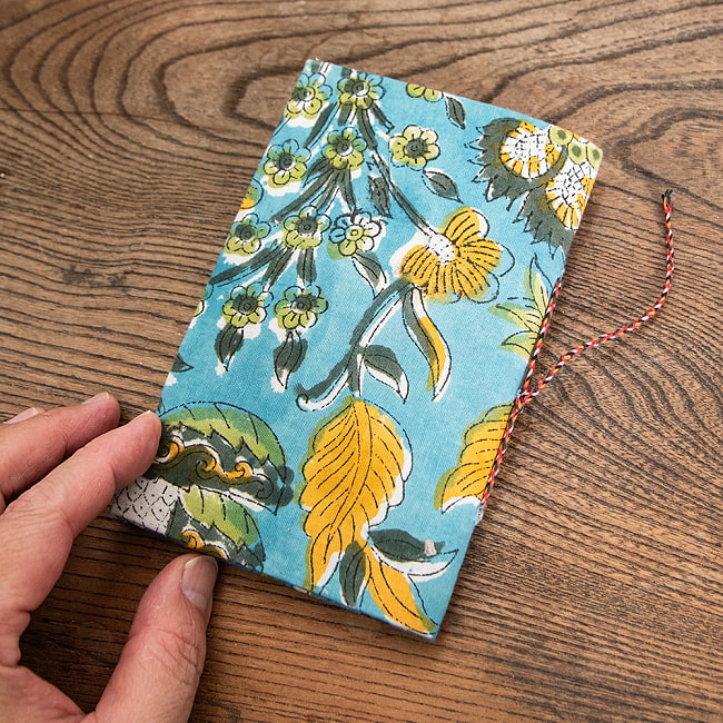 ジャイプル伝統の木版染め布とリサイクルペーパーのノートブック〈15cm×9.5cm〉 4 - 裏面はこんな感じです