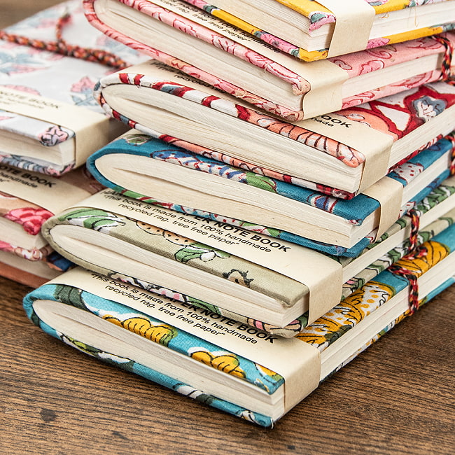 ジャイプル伝統の木版染め布とリサイクルペーパーのノートブック〈15cm×9.5cm〉 6 - 側面の様子です。