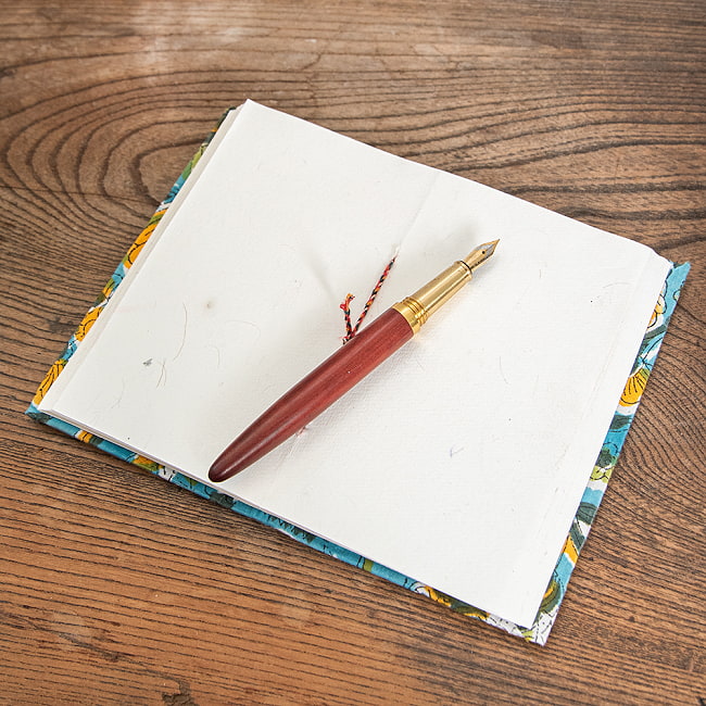 ジャイプル伝統の木版染め布とリサイクルペーパーのノートブック〈15cm×9.5cm〉 8 - ノート本体には再生紙が用いられています。