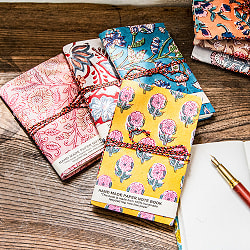 ジャイプル伝統の木版染め布とリサイクルペーパーのノートブック〈15cm×9.5cm〉の商品写真