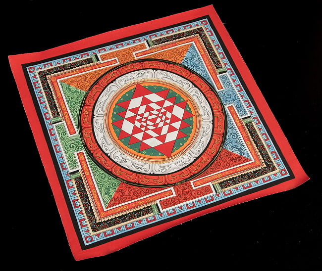 〔一点物〕タンカ - シュリ・ヤントラ Sri Yantra 曼荼羅[54x54cm] 3 - 仏画の全体像が分かるように斜めから撮影しました