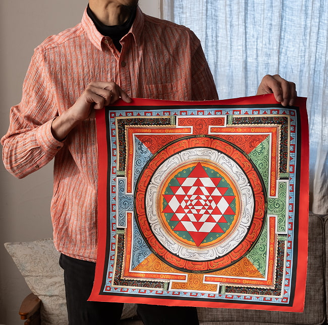 〔一点物〕タンカ - シュリ・ヤントラ Sri Yantra 曼荼羅[54x54cm] 4 - 仏画のサイズと全体像が分かるように人物を入れて撮影しました