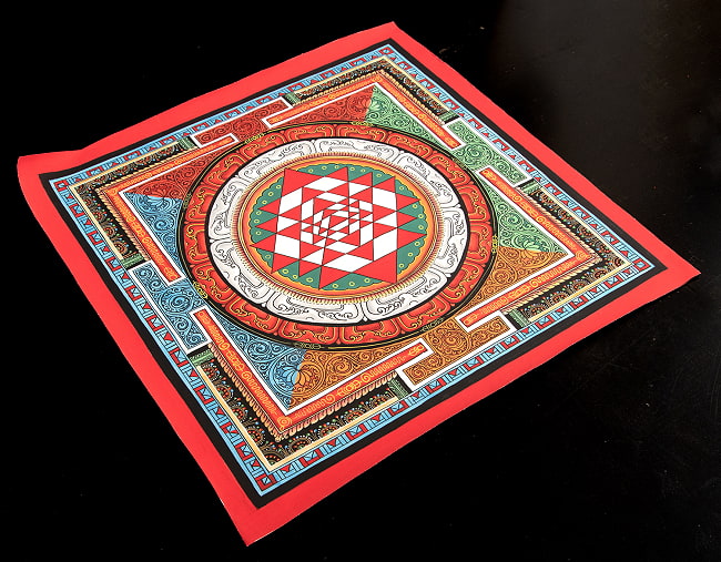 〔一点物〕タンカ - シュリ・ヤントラ Sri Yantra 曼荼羅[54x54cm] 3 - 仏画の全体像が分かるように斜めから撮影しました