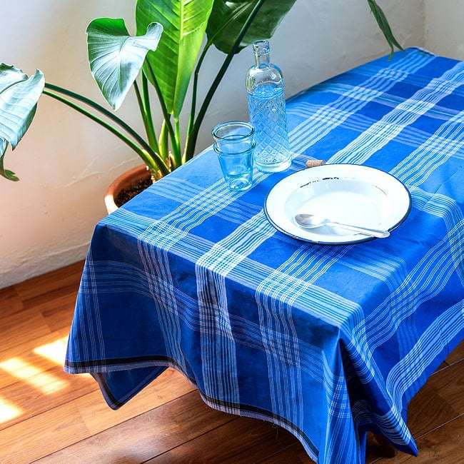  鮮やかなブルーが美しい マドラスチェックのルンギー【約120cm×約210cm】 10 - テーブルクロスとして使用しても◎