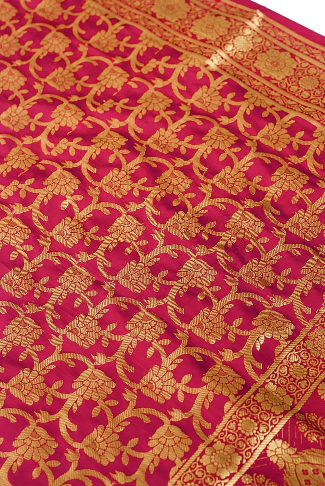(大判)金色刺繍のデコレーション布 - 唐草・赤 2 - 中央部分周辺の拡大写真です。光沢のある素材感で高級感があります。柄もインドらしくて素敵です。