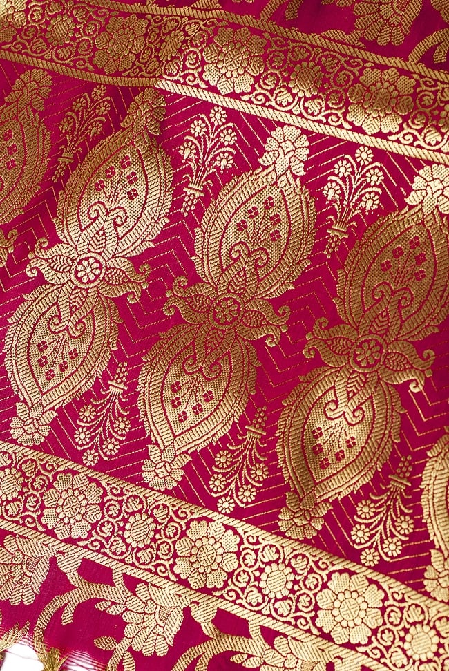 (大判)金色刺繍のデコレーション布 - 唐草・赤 3 - 端に近い方の部分の拡大写真です。エスニックな文様が美しいですね。