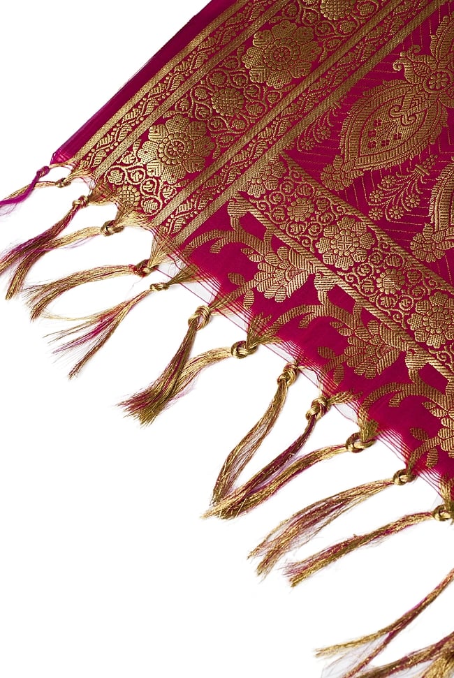 (大判)金色刺繍のデコレーション布 - 唐草・赤 4 - 縁の部分の写真です。フリンジと布の色の組み合わせ綺麗です。