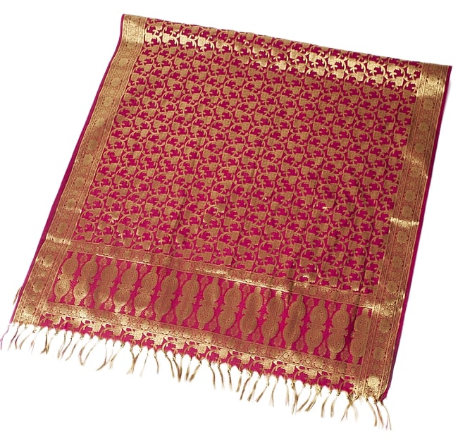 (大判)金色刺繍のデコレーション布 - 唐草・赤の写真1枚目です。半分に折ったところの写真です。倍の長さがあります。縁には金色の、インド伝統刺繍が施されています。スカーフ,インド スカーフ,光沢 スカーフ,ストール,ソファーカバー