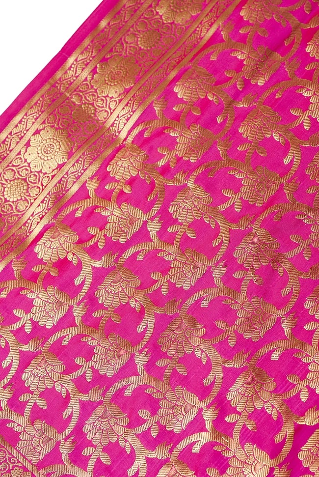 (大判)金色刺繍のデコレーション布 - 唐草・ピンク 2 - 中央部分周辺の拡大写真です。光沢のある素材感で高級感があります。柄もインドらしくて素敵です。