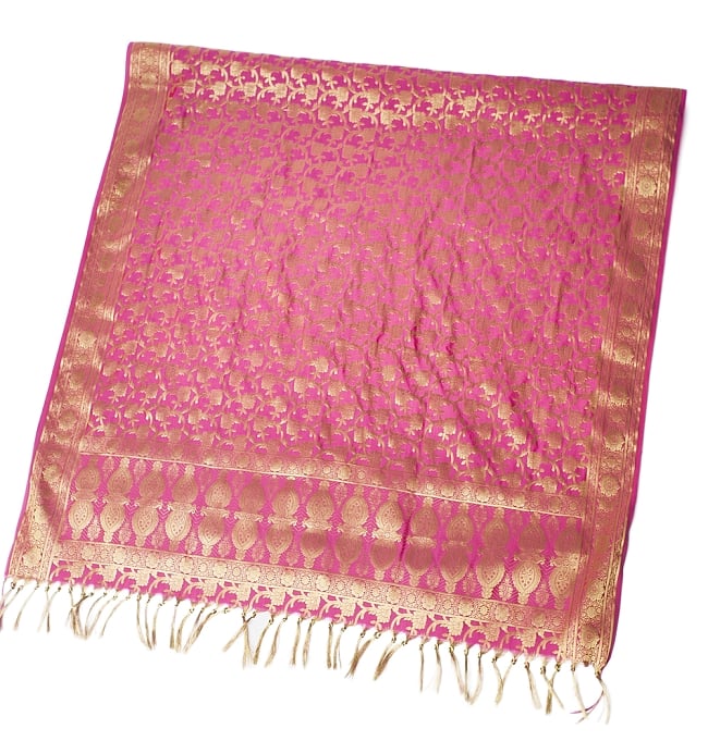 (大判)金色刺繍のデコレーション布 - 唐草・ピンクの写真1枚目です。半分に折ったところの写真です。倍の長さがあります。縁には金色の、インド伝統刺繍が施されています。スカーフ,インド スカーフ,光沢 スカーフ,ストール,ソファーカバー