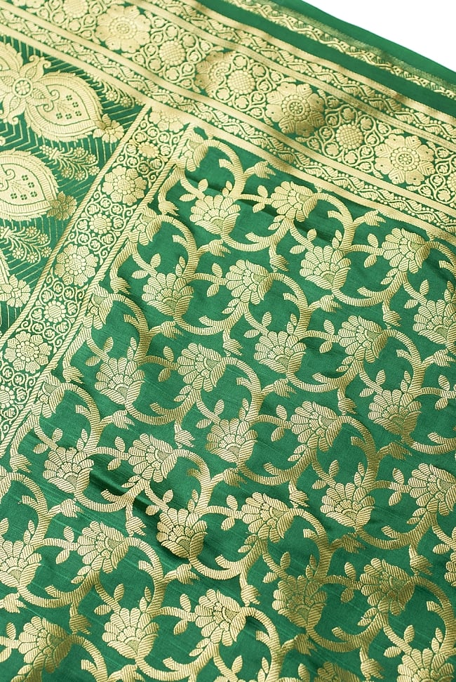 (大判)金色刺繍のデコレーション布 - 唐草・緑 2 - 中央部分周辺の拡大写真です。光沢のある素材感で高級感があります。柄もインドらしくて素敵です。