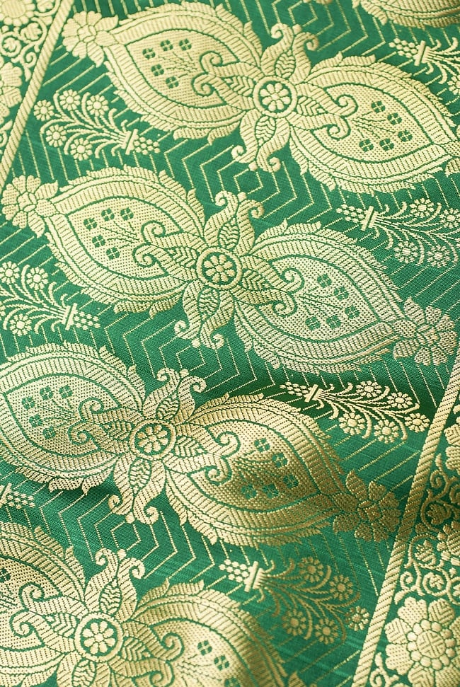 (大判)金色刺繍のデコレーション布 - 唐草・緑 3 - 端に近い方の部分の拡大写真です。エスニックな文様が美しいですね。