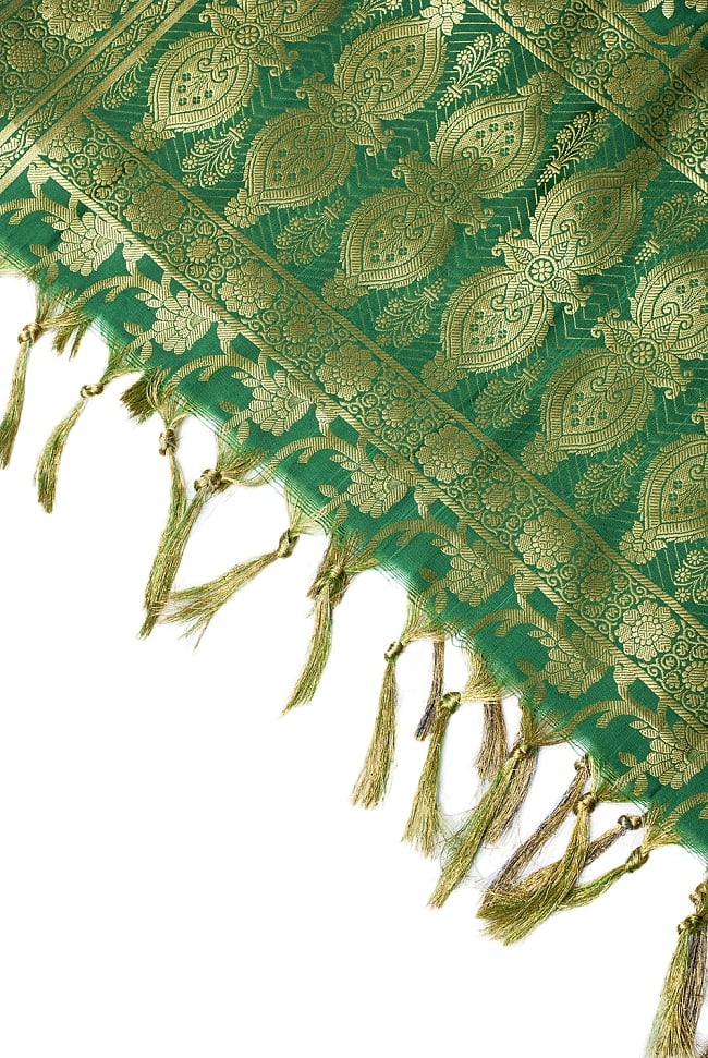 (大判)金色刺繍のデコレーション布 - 唐草・緑 4 - 縁の部分の写真です。フリンジと布の色の組み合わせ綺麗です。