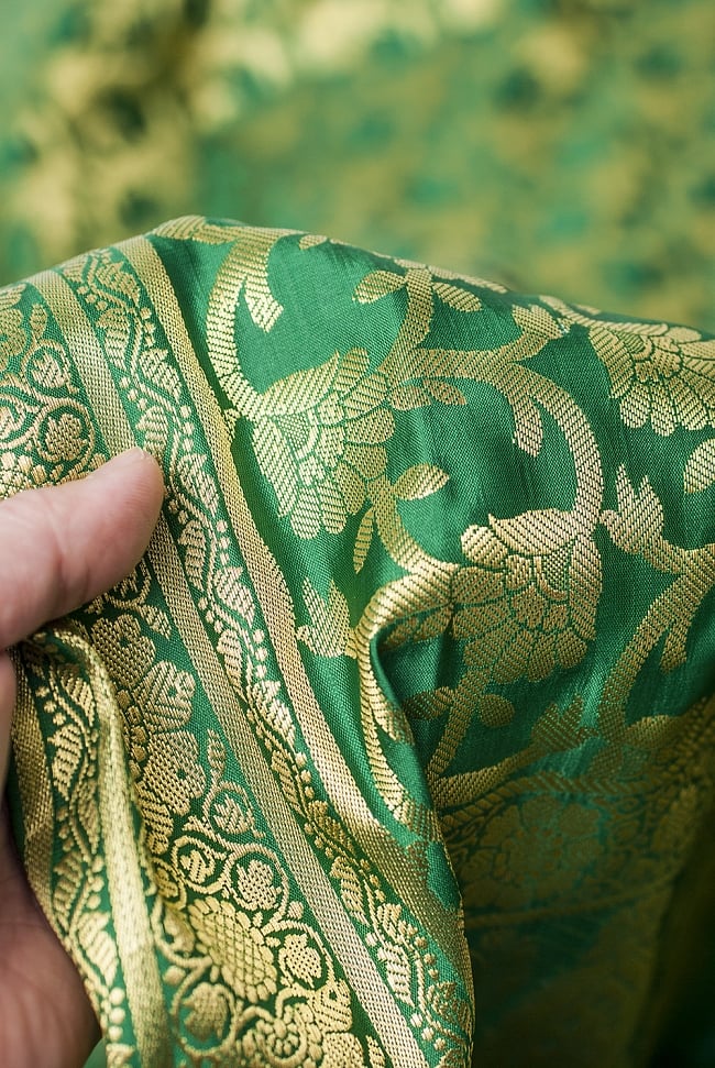 (大判)金色刺繍のデコレーション布 - 唐草・緑 6 - 手でもってみたところです。光沢生地と金色の刺繍がとっても良い組み合わせです。