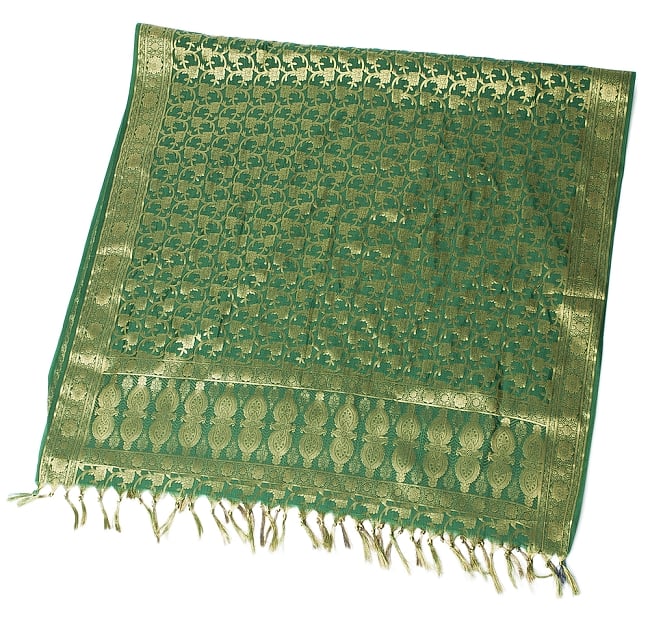 (大判)金色刺繍のデコレーション布 - 唐草・緑の写真1枚目です。半分に折ったところの写真です。倍の長さがあります。縁には金色の、インド伝統刺繍が施されています。スカーフ,インド スカーフ,光沢 スカーフ,ストール,ソファーカバー