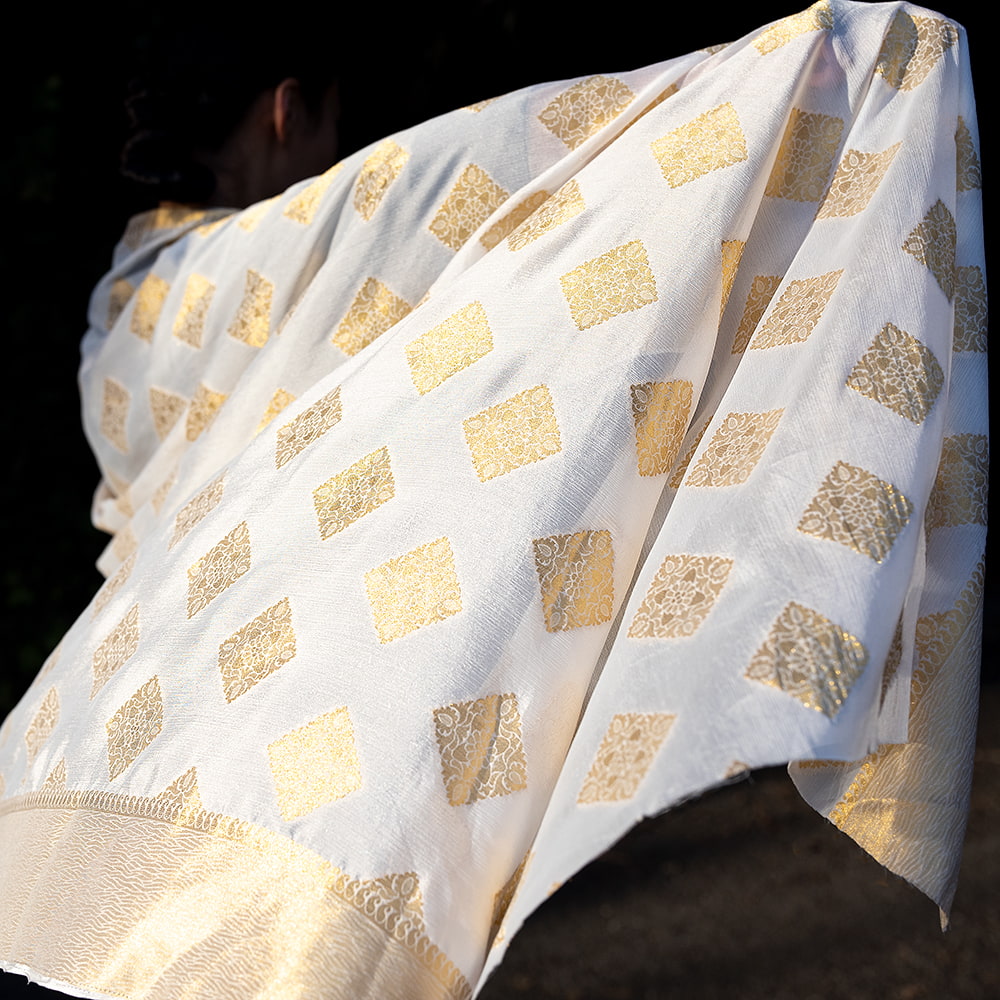 アソート】 白地に金糸を織り込んだインドのドゥパッタ 約265cm×約115cm の通販
