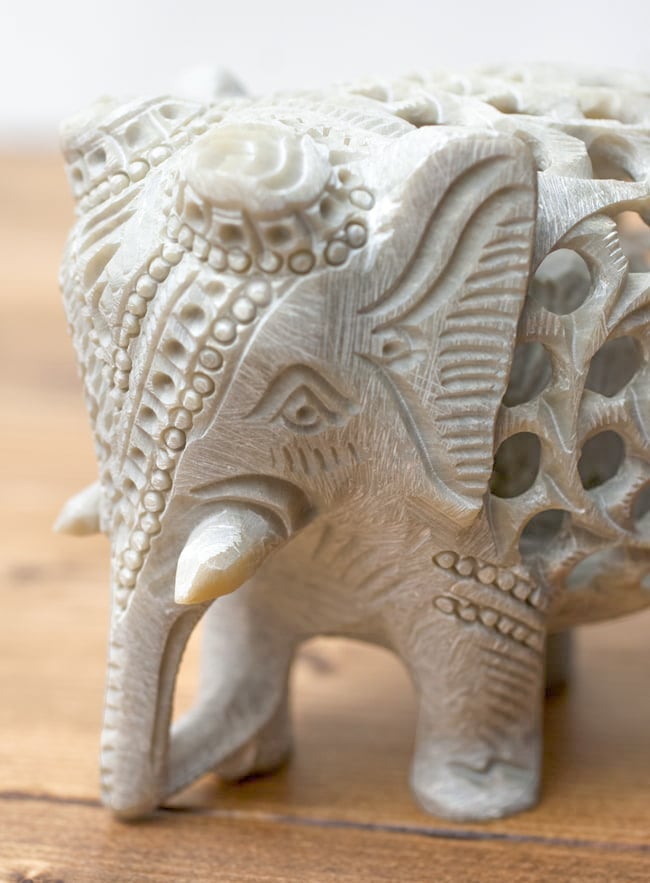 象の中に象がいる！ ソープストーン入れ子彫刻(約12cm) の通販[送料