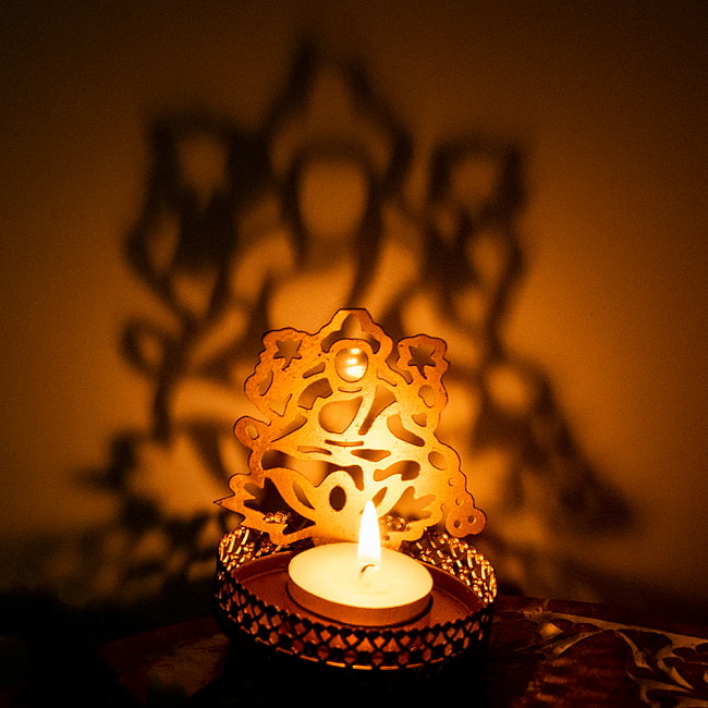 ティーライトキャンドルのシャドウランプ　ガネーシャやクリシュナなどヒンドゥ教の神様モチーフ 12 - ラクシュミの点灯例になります。