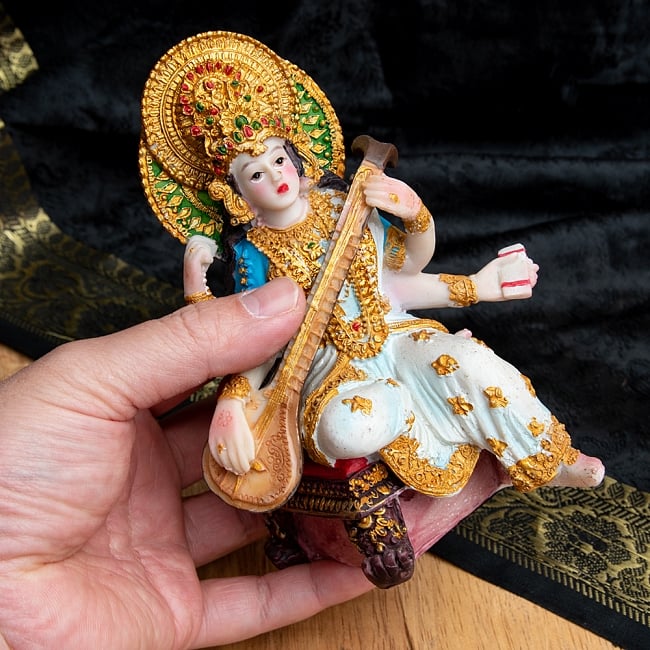 カラフルレジンの神様像　-　サラスヴァティ[15cm] 8 - サイズ比較のため手に持ってみました。