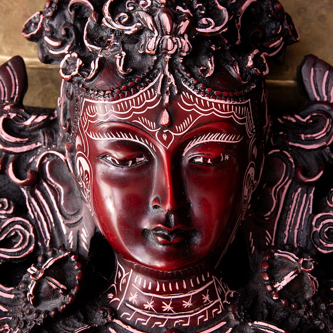 〔壁掛けタイプ〕手彫り模様のインドの神様ウォールハンギング - グリーン・ターラー 多羅菩薩  [約20.5cm×13.5cm] 9 - 神々しいお顔立ち。