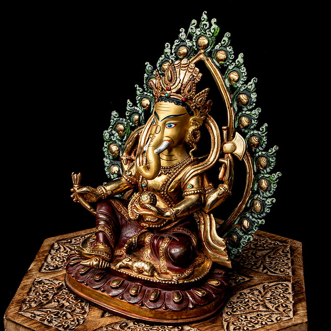 【1点物】大聖歓喜天（ガネーシャ） 銅造鍍金仕上げ ネパール製 高さ：23cm程度 2.1kg 13 - 角度を変えてみると陰影がドラマチックに映えます。