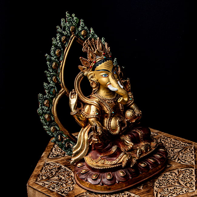 【1点物】大聖歓喜天（ガネーシャ） 銅造鍍金仕上げ ネパール製 高さ：23cm程度 2.1kg 14 - 角度を変えてみると陰影がドラマチックに映えます。