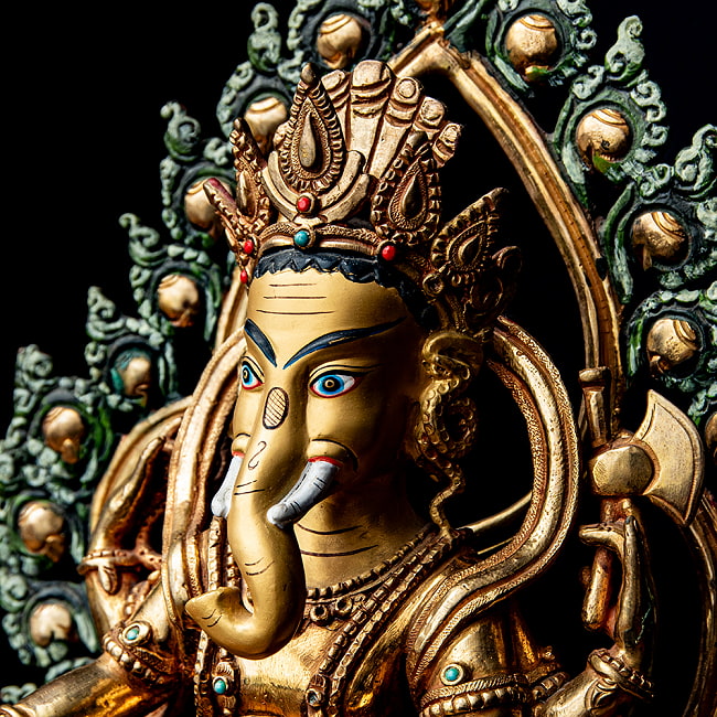 【1点物】大聖歓喜天（ガネーシャ） 銅造鍍金仕上げ ネパール製 高さ：23cm程度 2.1kg 4 - 角度を変えてみると陰影がドラマチックに映えます。