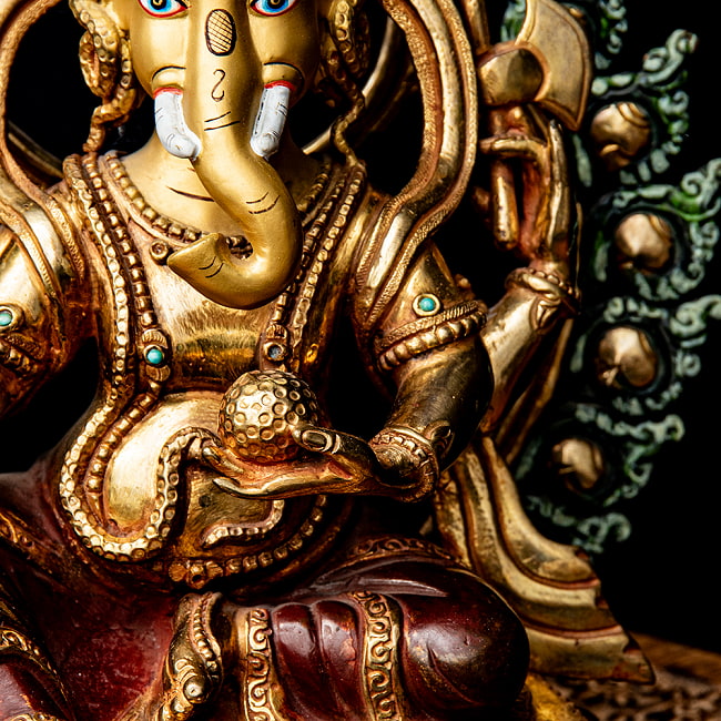 【1点物】大聖歓喜天（ガネーシャ） 銅造鍍金仕上げ ネパール製 高さ：23cm程度 2.1kg 8 - ラッドゥを手にしています。