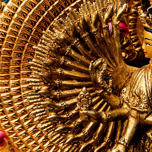 【1点物】千手千眼観音菩薩立像 銅造鍍金仕上げ ネパール製 高さ：36.5cm程度 2.1kg 11 - 無限に広がるようなデザインになっています。