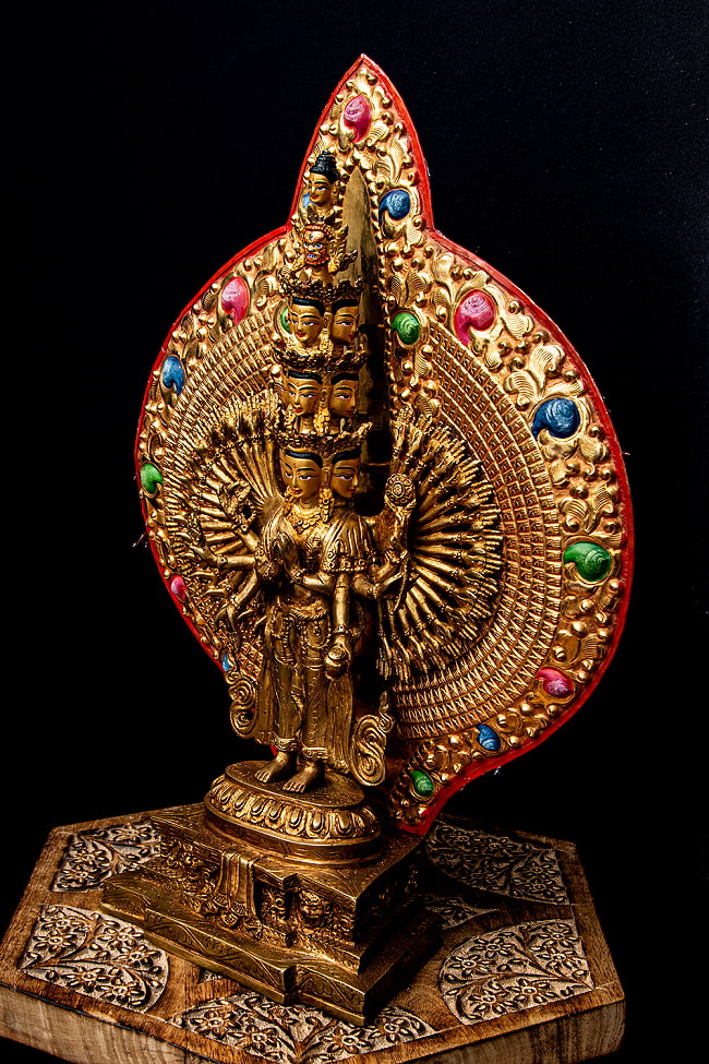 【1点物】千手千眼観音菩薩立像 銅造鍍金仕上げ ネパール製 高さ：36.5cm程度 2.1kg 17 - 立体的な造形になっています。