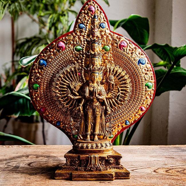 【1点物】千手千眼観音菩薩立像 銅造鍍金仕上げ ネパール製 高さ：36.5cm程度 2.1kg 2 - 日中での様子です。