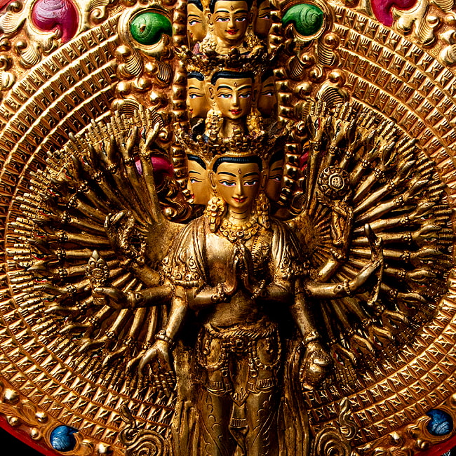 【1点物】千手千眼観音菩薩立像 銅造鍍金仕上げ ネパール製 高さ：36.5cm程度 2.1kg 3 - 無数の顔と手からなる神像です。