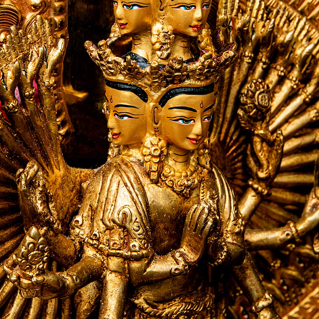【1点物】千手千眼観音菩薩立像 銅造鍍金仕上げ ネパール製 高さ：36.5cm程度 2.1kg 9 - 顔部分には金鍍金が用いられています。