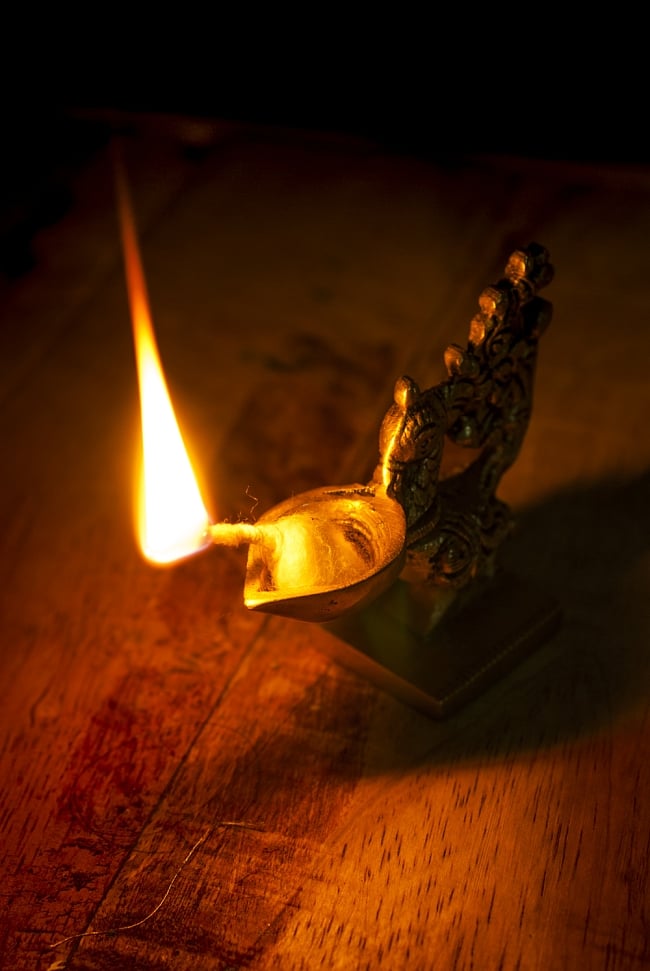 ピーコックのオイルランプ 6 - 火を灯してみました。幻想的な灯りですね。